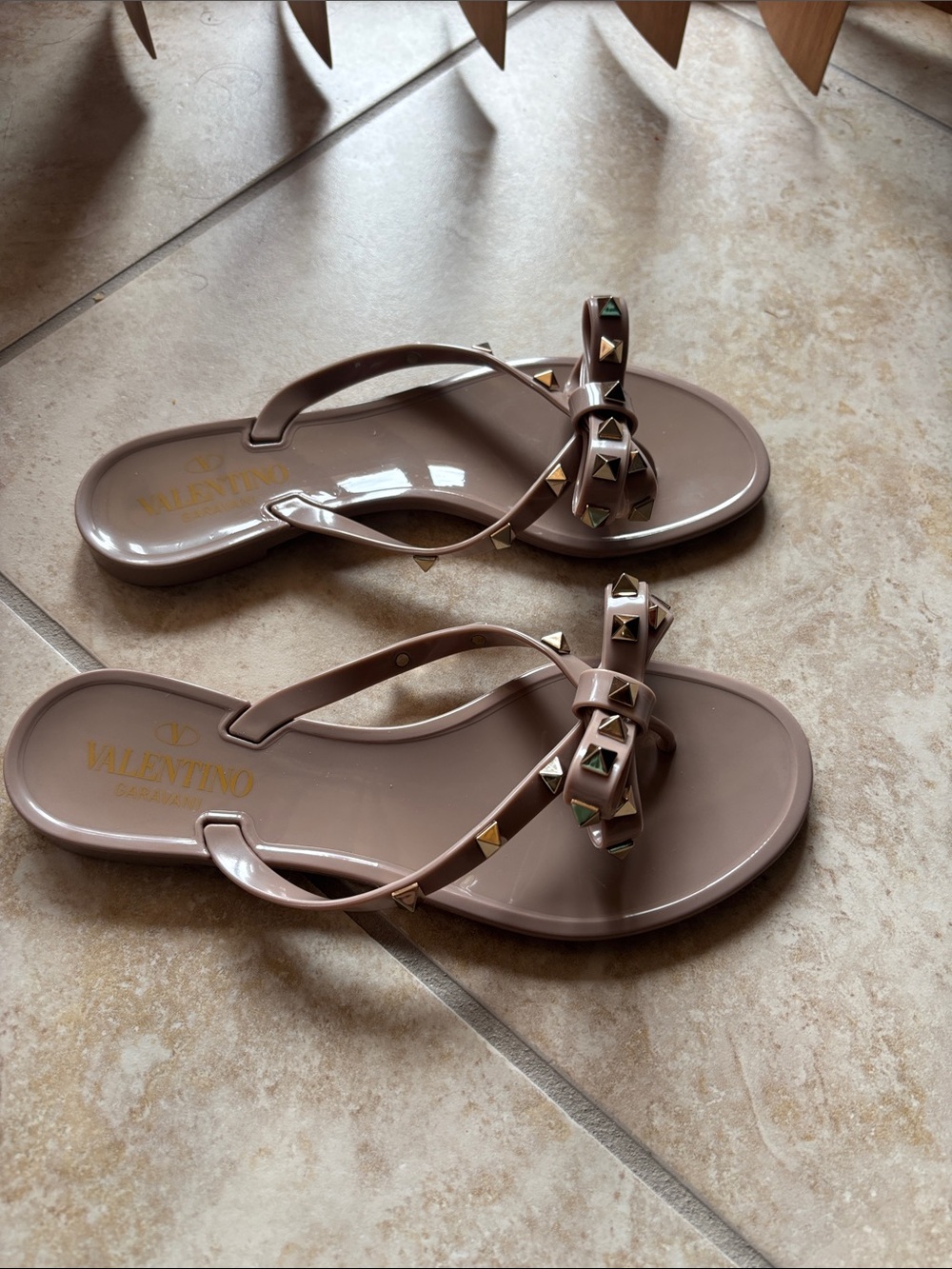 Valentino Garavani Taupe Jelly Rockstud Thong Sandals - Picture 4 of 7